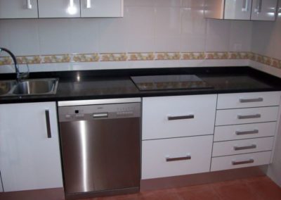 Cocinas Coronas. Carpintería especializada en cocinas, armarios,vestidores y muebles de baño en Torralba de Oropesa. Toledo